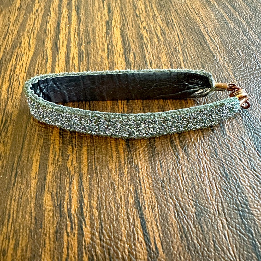 She.Rise leather bangle adorned with micro crystals. Silver color.